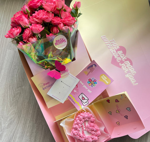 Flowers box with cake