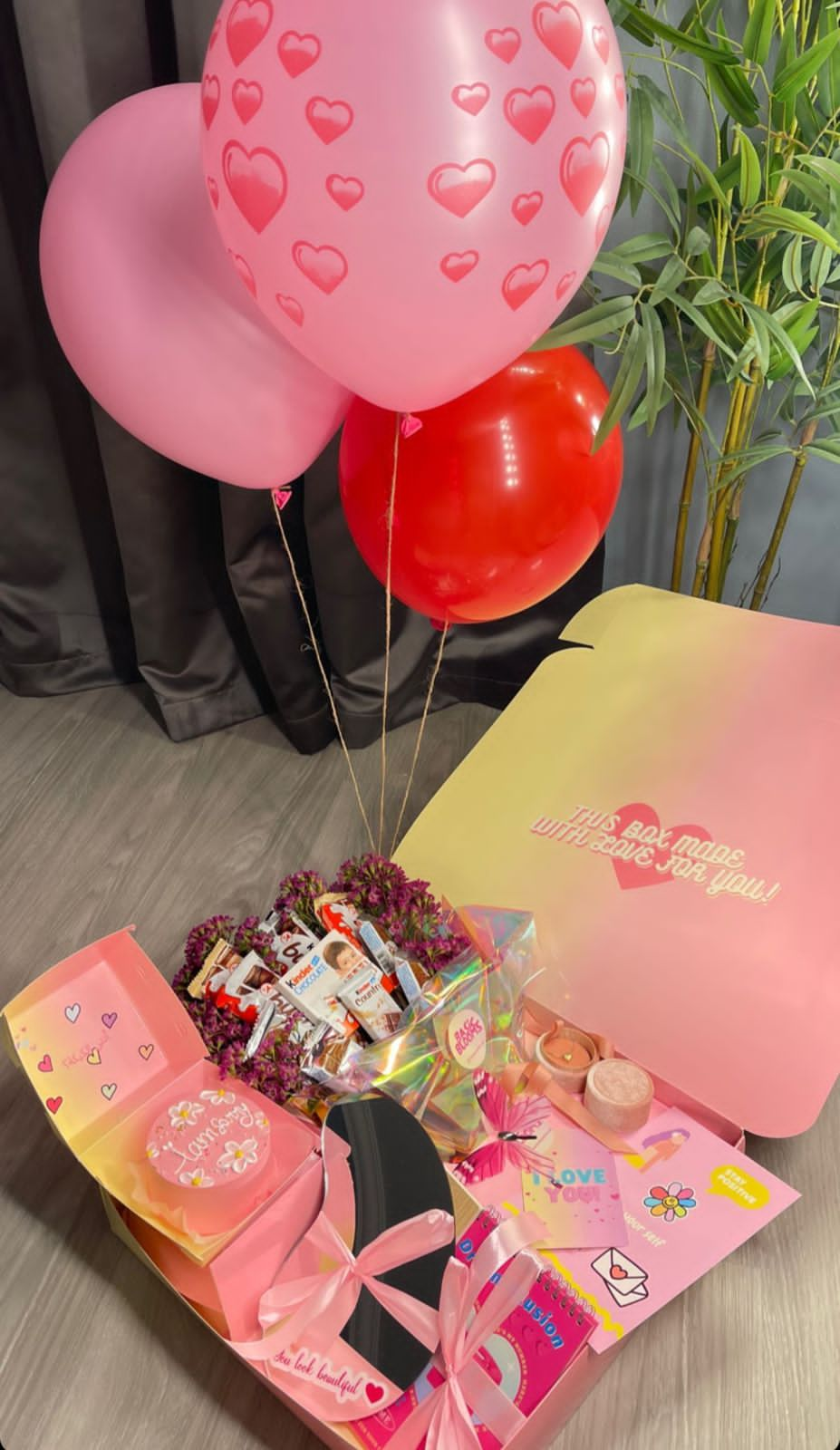 Flowers & kinder box with cards