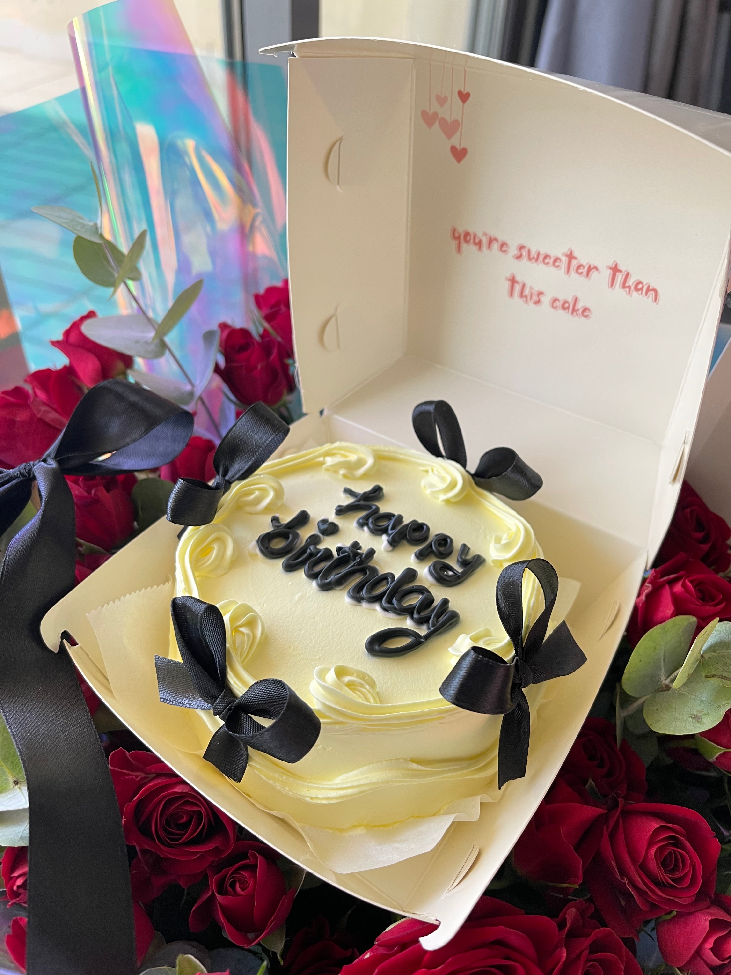 Red flowers bouquet with cake❤️