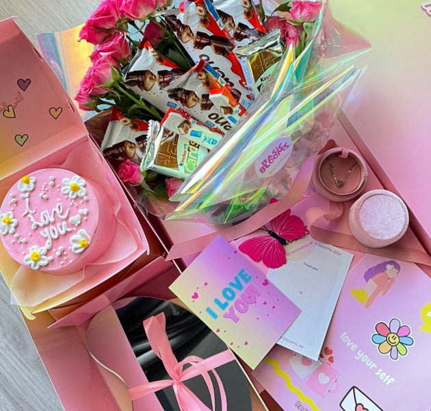 Flowers & kinder box with cards