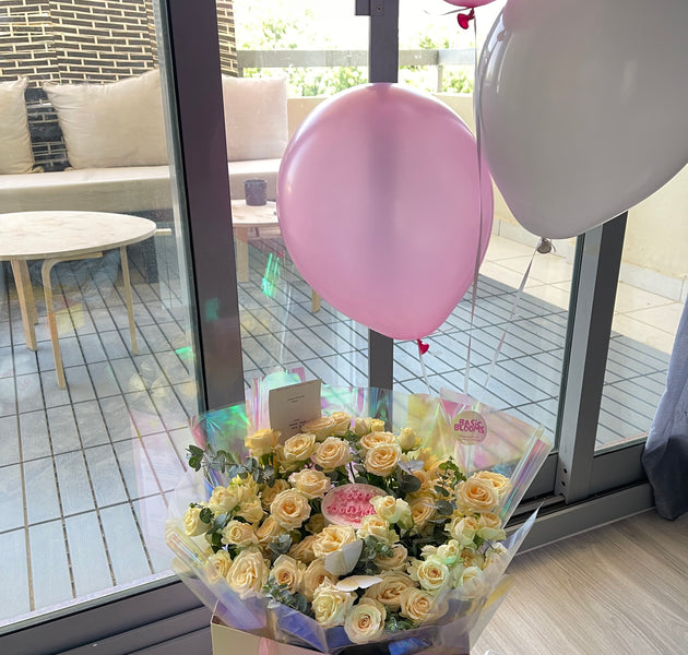 Flowers bouquet with cake & ballons