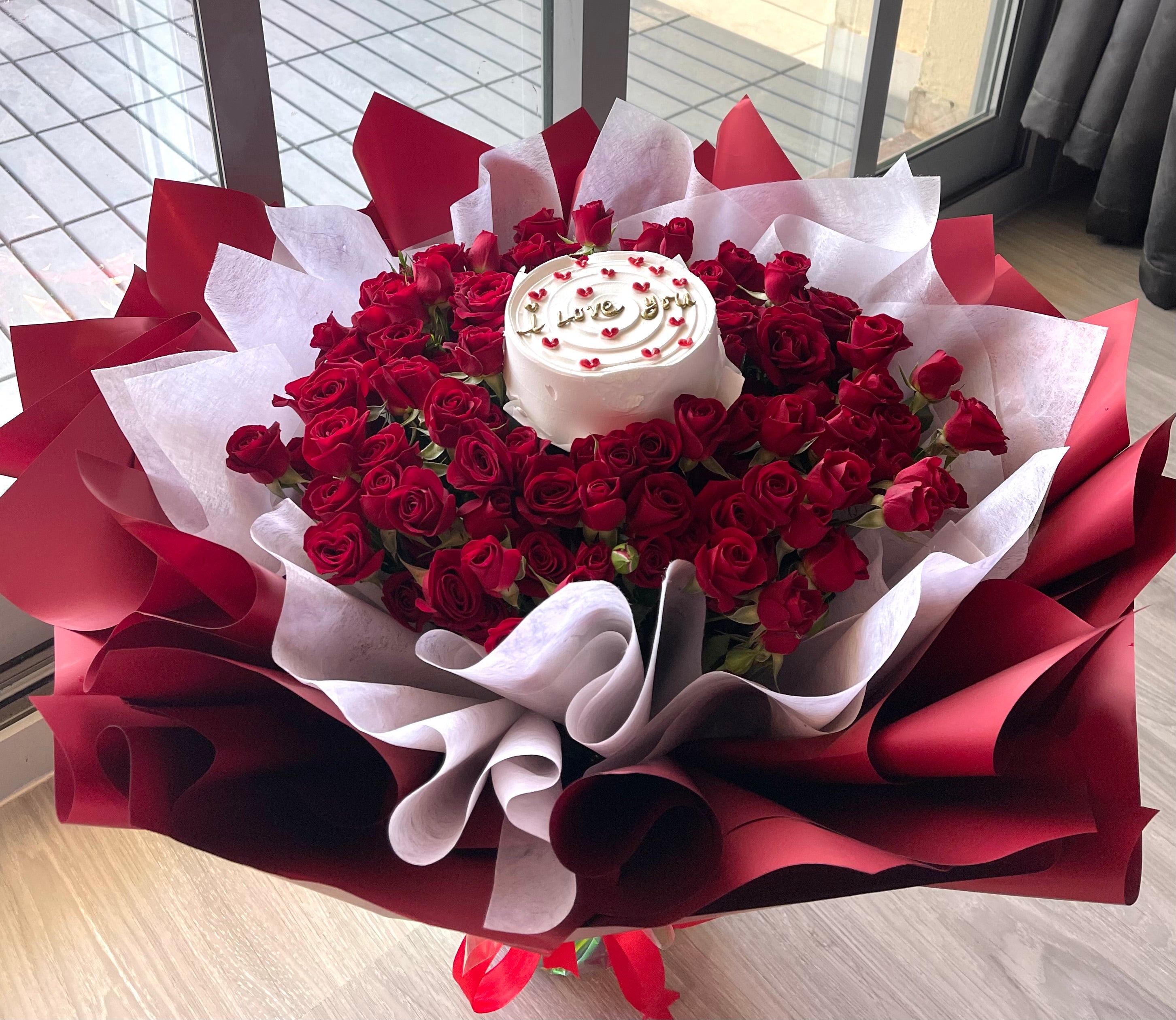 Classy Red Flowers Bouquet❤️