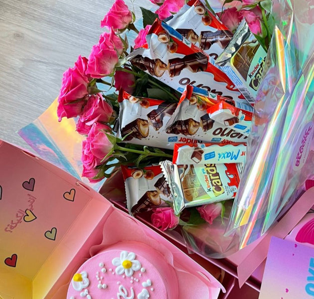 Flowers & kinder box with cards